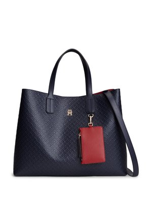 Sac fourre-tout en cuir texturé bleu marine avec deux poignées et une longue bandoulière, doté d'une petite pochette en cuir rouge zippée attachée.