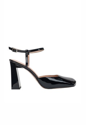 - Sandały na obcasie