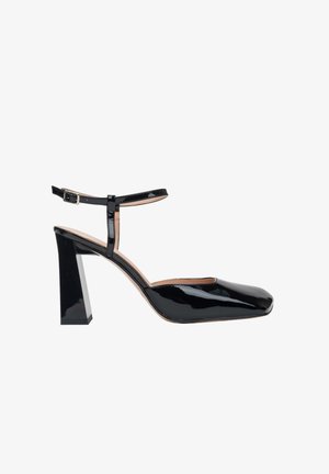 Czarny lakierowany but na blokowym obcasie, z kwadratowym noskiem i paskiem wokół kostki, o gładkiej fakturze i minimalistycznym wzornictwie.