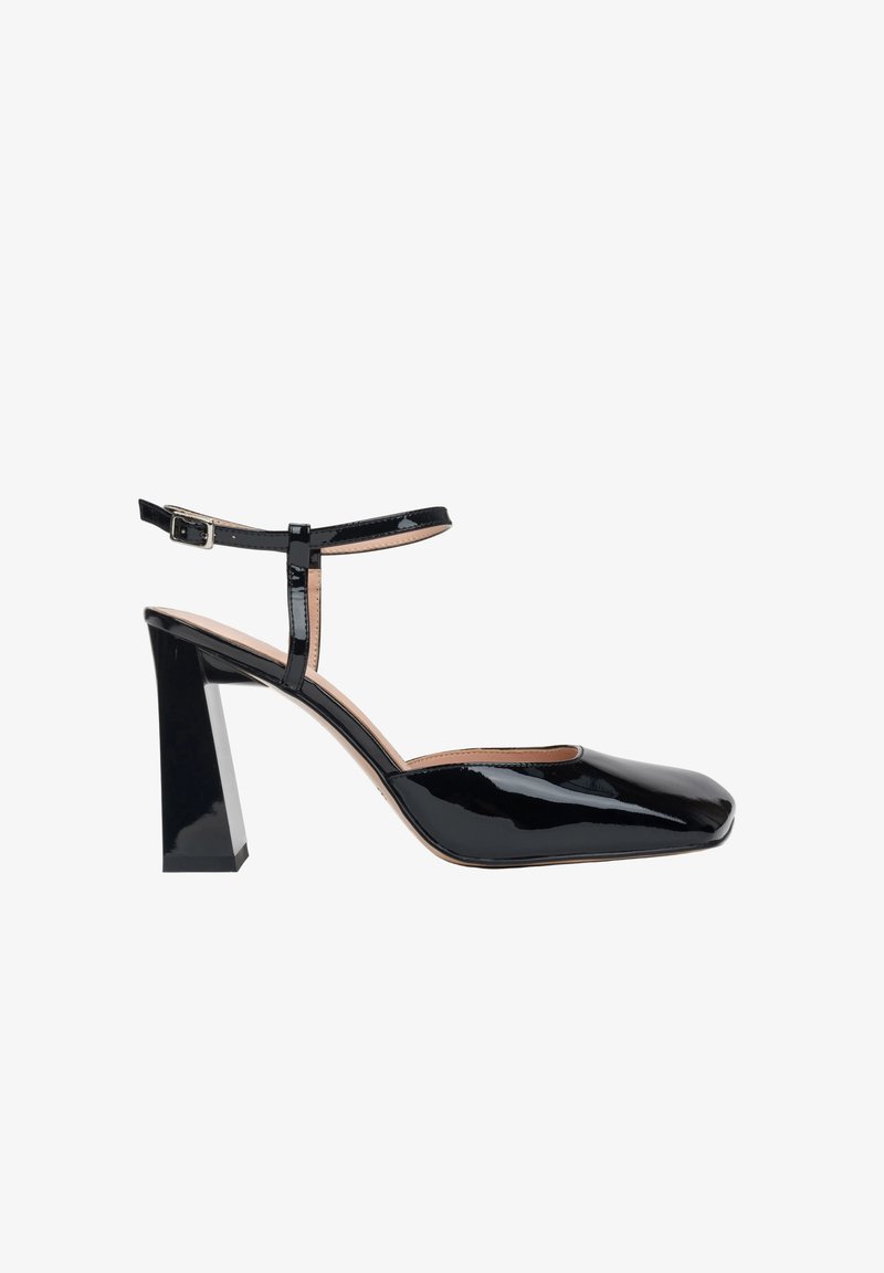 Pantof negru din piele lacuita, cu toc gros, vârf pătrat și baretă la gleznă, având o textură netedă și un design minimalist.