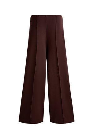 Pantalons larges, tissu marron chocolat, texture lisse, taille haute, avec des plis verticaux, sans poches ni fermetures visibles.