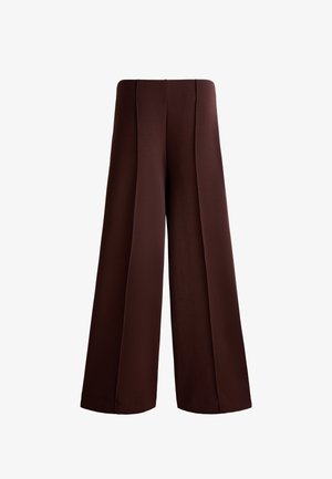 Weite Hosen, schokoladenbrauner Stoff, glatte Textur, hochtailliertes Design, mit vertikalen Falten, keine Taschen oder sichtbaren Verschlüsse.