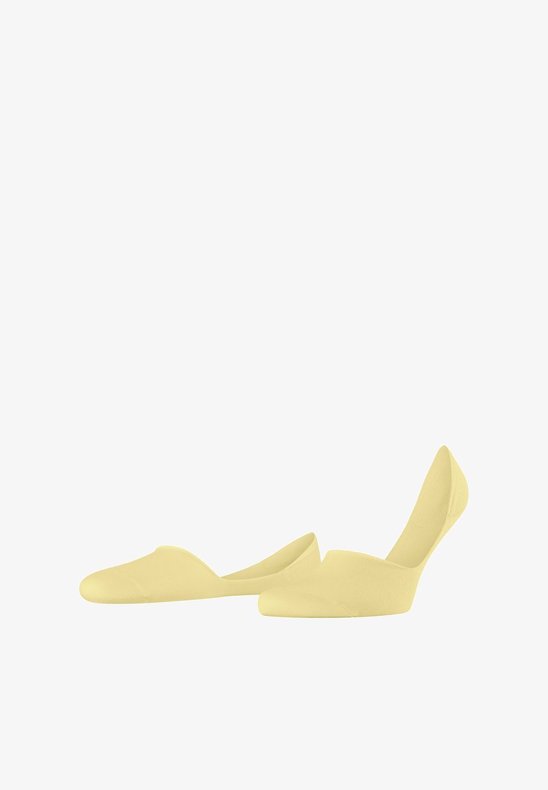Paire de chaussettes basses invisibles de couleur jaune pâle, l'une posée à plat et l'autre légèrement relevée au talon.