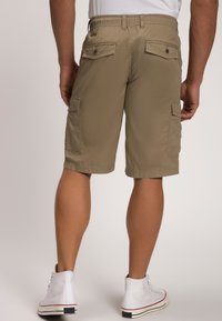 Pantalones cortos de carga color caqui con un corte relajado, que cuentan con dos bolsillos laterales, dos bolsillos traseros y una cinturilla elástica para mayor comodidad.