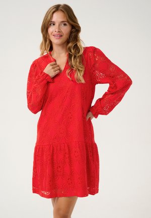 Rød lace kjole med lange ærmer, V-halsudskæring, blomstermønster og lagdelt kant. Teksturen er let og en smule gennemsigtig.