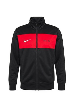Zwarte jas met rits met rood borstpaneel, witte Nike-swoosh links en het woord "AIR" rechts, met lange mouwen en opstaande kraag.