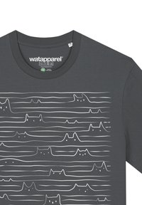 Grijze T-shirt met witte lineaire katgrafieken in golfpatroon. Zachte stof, ronde hals, en merklabel zichtbaar bij de hals.