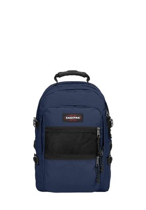 Donkerblauwe Eastpak-rugzak met zwart gaas voorvak, ritsen, zijbanden en een stevige zwarte bovengreep, getoond tegen een effen achtergrond.