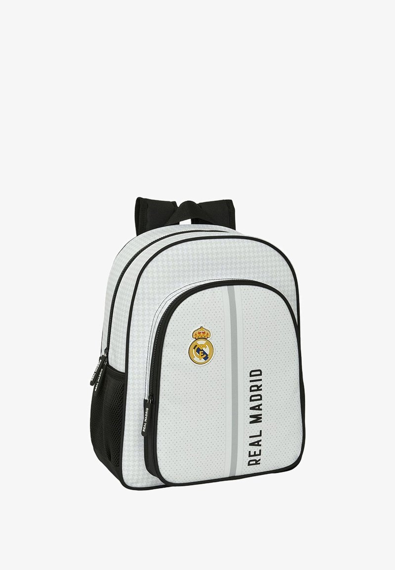 Biały plecak z czarnymi akcentami, posiadający strukturalny wzór, logo Real Madryt, podwójne zasuwane komory i regulowane szelki.