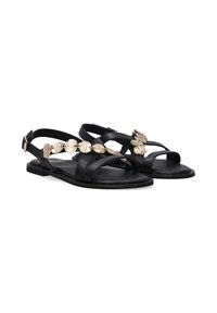 Schwarze Ledersandalen mit mehreren Riemen, flacher Sohle und dekorativen metallischen Akzenten. Verstellbarer Knöchelriemen für einen sicheren Sitz.