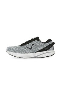 Schwarze und graue Laufschuhe mit einem strukturierten Strick-Obermaterial, weißer Zwischensohle, Gummisohle und einem auffälligen Logo an der Seite.