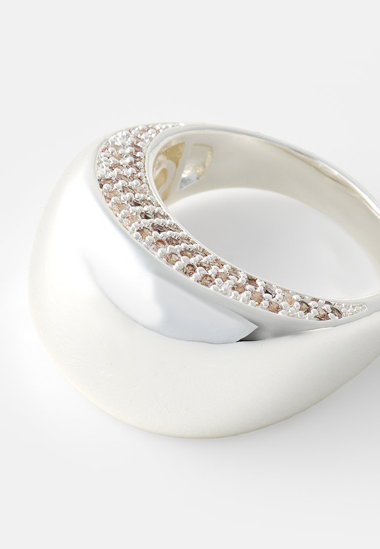 Silberring mit einem geschwungenen Band, verziert mit einer Reihe kleiner rosenfarbener Steine entlang der oberen Kante, glatt und glänzend poliert.