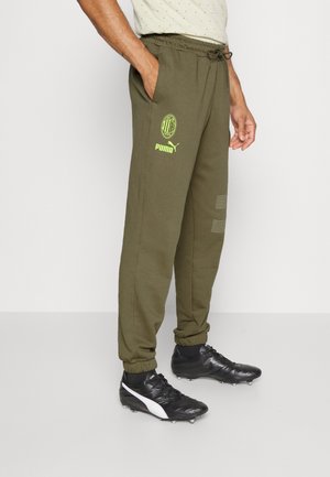 Spodnie dresowe w kolorze oliwkowej zieleni z elastycznym paskiem w talii, kieszeniami po bokach oraz teksturowanym wzorem pasków na dolnej części nogawki, z logo w neonowo żółtym kolorze.