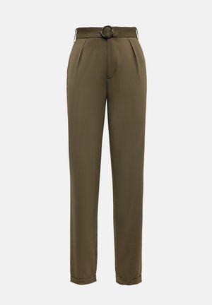 Pantalones verdes oliva con cintura alta, pliegues frontales y cinturón de hebilla metálica redonda. Tejido suave con bajos rematados.
