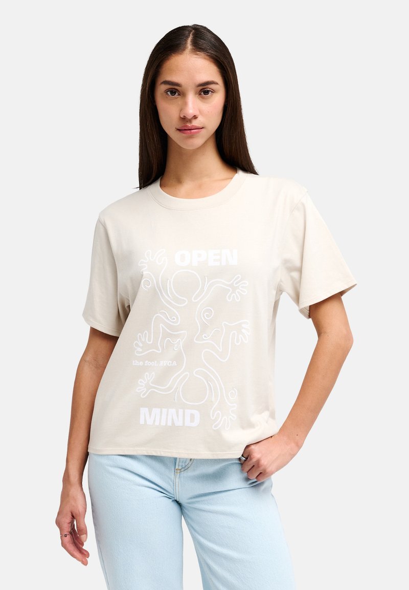 Μπεζ βαμβακερό T-shirt με λευκό γραφικό σχέδιο που απεικονίζει αφηρημένες ανθρώπινες μορφές και τα λόγια "ΑΝΟΙΧΤΟ ΜΥΑΛΟ" στο μπροστινό μέρος.