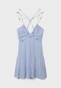 Robe d'été bleue claire sans manches avec jupe à volants et bretelles croisées ornées de perles blanches, jaunes et bleu foncé.