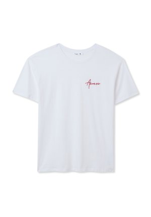 T-shirt bianco a maniche corte in cotone, con un piccolo logo rosso cursivo nella parte sinistra del petto. Design classico con colletto a girocollo.