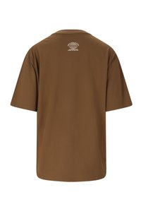Braunes T-Shirt mit kurzen Ärmeln, Rückansicht, mit kleinem weißem Globus-Logo und dem Schriftzug "WORLD WIDE EXPLORER" nahe dem Halsausschnitt.