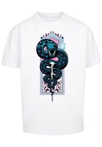 Hvit bomulls t-skjorte med et svart og teal slangedesign sammenflettet med en dolk, satt mot en dekorativ rosa og svart bakgrunn.