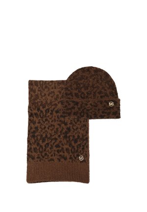 Écharpe en tricot imprimé léopard marron et bonnet assorti avec petites plaques métalliques rondes à logo sur fond uni.