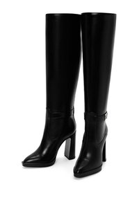 Černé kožené vysoké boty po kolena s špičatou špicí a hranatým blokovým podpatkem. Vyznačují se elegantním designem a jemnými akcenty na kotníku.