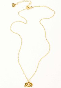 Collier en or avec une chaîne délicate et un pendentif en forme de fleur de lotus. Il est doté d'un fermoir ajustable et d'un petit charme décoratif.