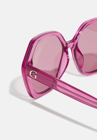 Guess Γυαλιά ηλίου - violet