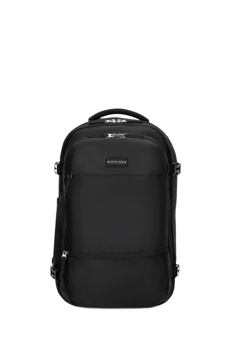 Zaino in nylon nero con multiple cerniere, manici imbottiti e spallacci regolabili. Presenta il logo sul pannello frontale e una texture liscia.