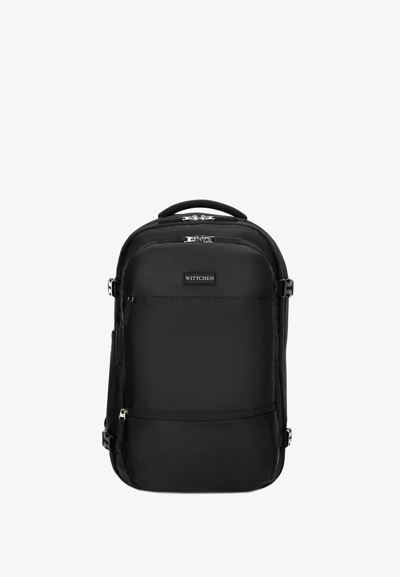 Sac à dos noir en nylon avec plusieurs zips, poignées rembourrées et bretelles ajustables. Caractéristiques : logo sur le panneau avant et texture lisse.