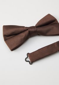 Noeud papillon en satin marron avec une texture lisse. Il dispose d'une sangle noire réglable et d'une forme de noeud classique, idéal pour les occasions formelles.