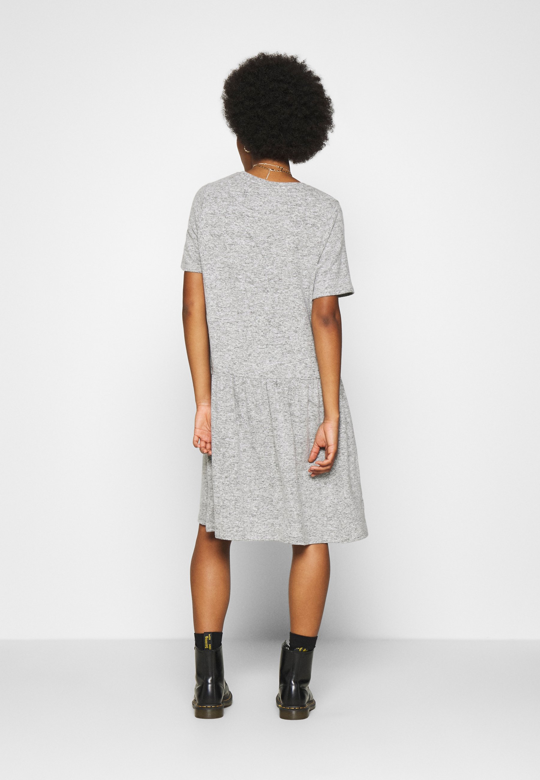Noisy May NMJOSE LOOSE DRESS Strikket kjole dark grey Noisy May NMKATJA LOOSE DRESS Kjole kalamatanavy