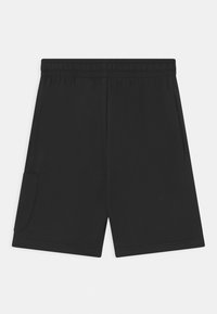 Svarta träningsshorts med elastisk midja, sidfickor och en slät, mjuk textur. Enkelt design, utan synliga mönster eller grafik.