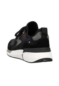 Sneaker nera con un mix di texture lisce e in suede, una suola intermedia bianca e un accento grigio sul tallone, con lacci neri e un logo arancione.