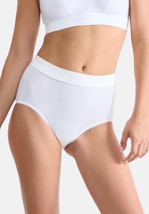 Witte katoenen hoge tailleslip met een gladde textuur, elastische tailleband en geschulpte beenopeningen, ontworpen voor comfort en dekking.