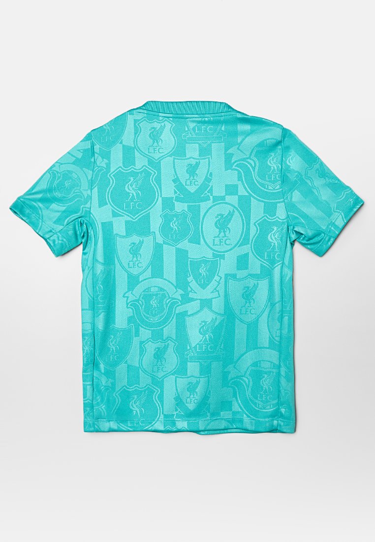 Türkises Sporttrikot mit kurzen Ärmeln, das wiederholt das Wappen des Liverpool FC zeigt und subtile vertikale Streifen im Stoff hat.