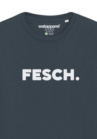 Navy-blaue Baumwoll-T-Shirt mit einem weißen, fettgedruckten Design, das "FESCH" liest. Rundhalsausschnitt und einfache, glatte Textur.