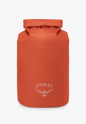 Osprey waterdichte dry bag in feloranje, gemaakt van duurzaam materiaal. Voorzien van een roll-top sluiting en een geperst logo aan de onderkant.
