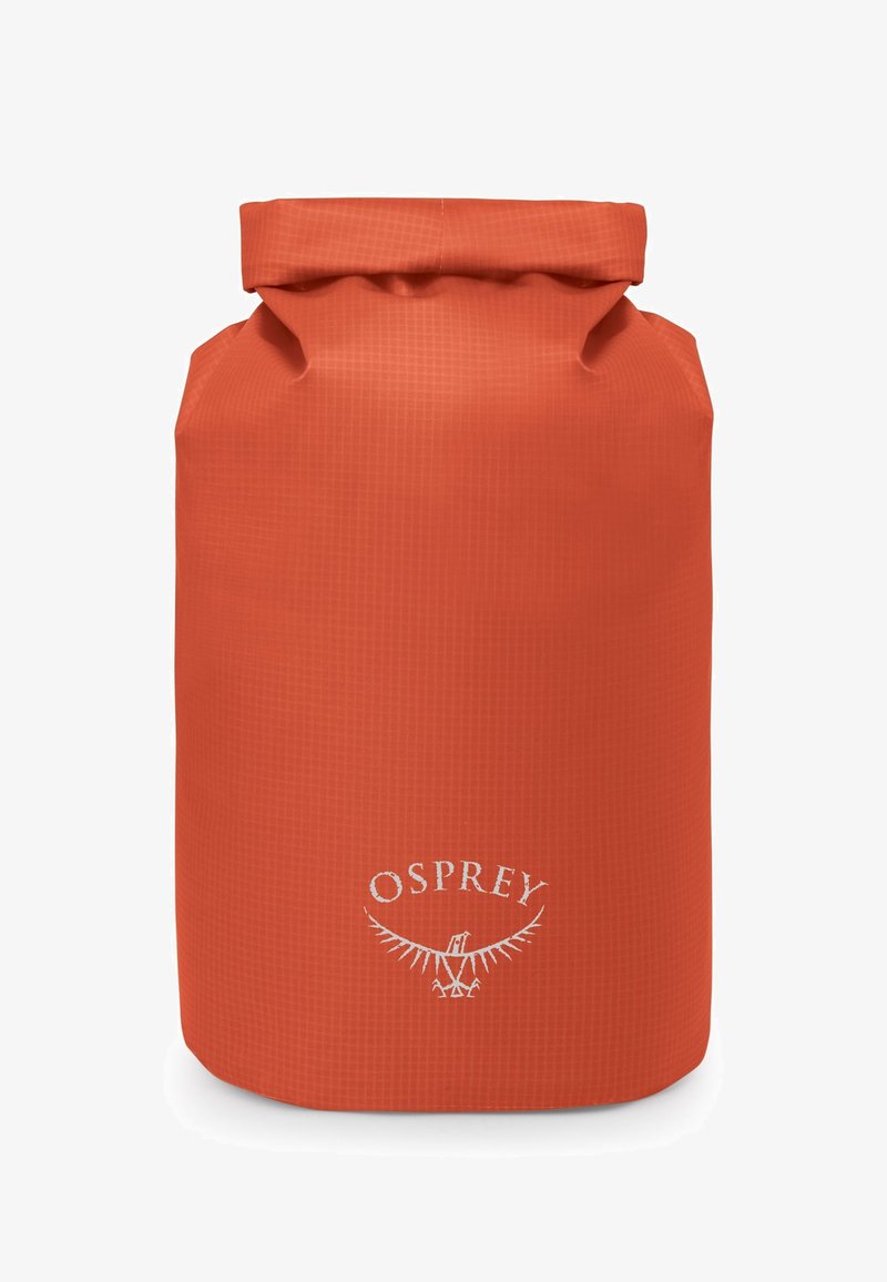 Bolsa seca impermeable Osprey de color naranja brillante, fabricada con material durable. Cuenta con un cierre enrollable y un logotipo embossado en la base.