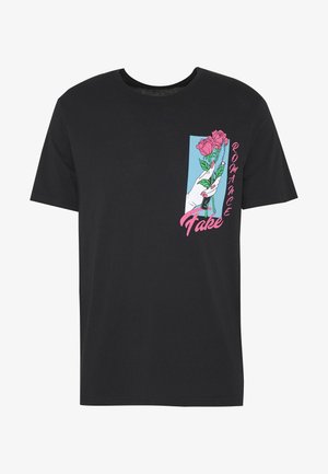 Camiseta de algodón negra con un diseño gráfico de una mano sosteniendo rosas rosas, con la palabra "Romance" y "Fake" en texto rosa.