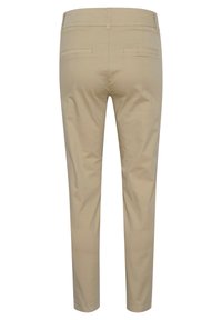 Pantalons en coton beige avec une coupe droite, poches arrière minimalistes et détails de couture subtils ; la texture semble lisse et décontractée.