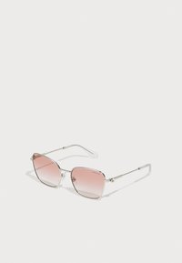 Ochelari de soare cu o formă pătrată, cadru din metal argintiu, lentile cu un gradient roz și accente decorative pe brațe.