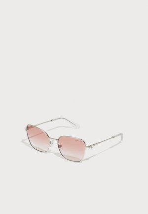 Ochelari de soare cu o formă pătrată, cadru din metal argintiu, lentile cu un gradient roz și accente decorative pe brațe.