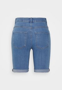 Shorts de mezclilla azul con dobladillos enrollados y dos bolsillos traseros, mostrados desde atrás sobre un fondo blanco.