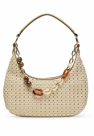 Beżowa pleciona torebka z krótkim jasnobrązowym paskiem i ozdobnym łańcuszkiem z brązowymi koralikami i ogniwami z różnych materiałów.