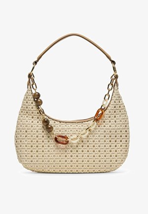 Beżowa pleciona torebka z krótkim jasnobrązowym paskiem i ozdobnym łańcuszkiem z brązowymi koralikami i ogniwami z różnych materiałów.