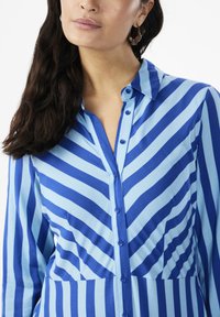 YAS YASSAVANNA  - Dolga obleka - surf the web/alaskan blue