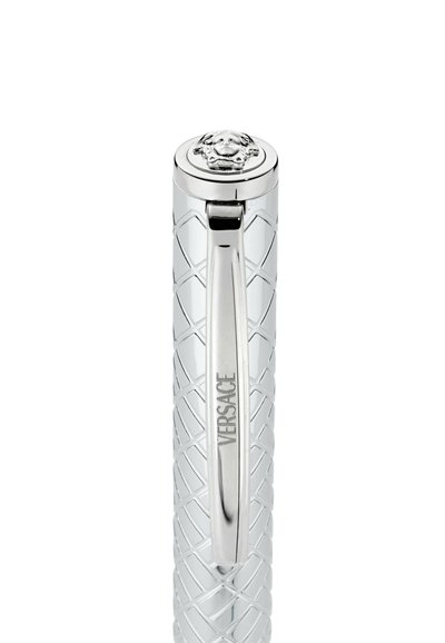 Stylo en métal argenté avec motif gravé en losange, clip marqué « Versace » et emblème de tête de Méduse sur le dessus du capuchon.