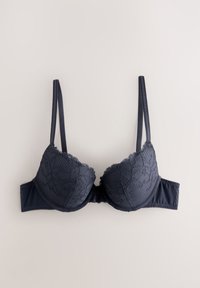 Soutien-gorge matelassé bleu marine avec superposition de dentelle florale sur les bonnets, bretelles réglables et bande en tissu lisse pour un maintien optimal.