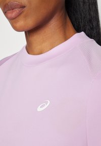 ASICS COURT SS TOP - T-shirt till träning - light ube