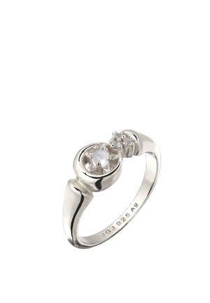 Silberring mit einer zentralen weißen Perle und einem kleinen erhöhten Silberperlencluster auf einer Seite, innen im Ring mit 925 Ag markiert.